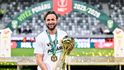 Trenér Marek Jarolím s trofejí pro vítěze MOL Cupu