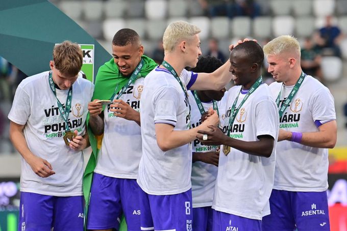 Jarolímovi „kluci ze hřiště“ si vyrubali nesmrtelnost. Poklona, že aféra s nimi neotřásla Jarolímovi „kluci ze hřiště“ si vyrubali nesmrtelnost. Poklona, že aféra s nimi neotřásla