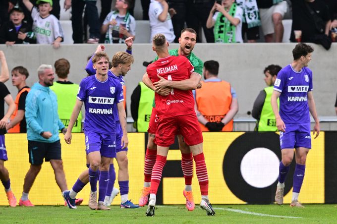 Jablonec - Karviná 1:3. Singhateh dostal červenou, Slezané poprvé ovládli MOL Cup Jablonec - Karviná 1:3. Singhateh dostal červenou, Slezané poprvé ovládli MOL Cup