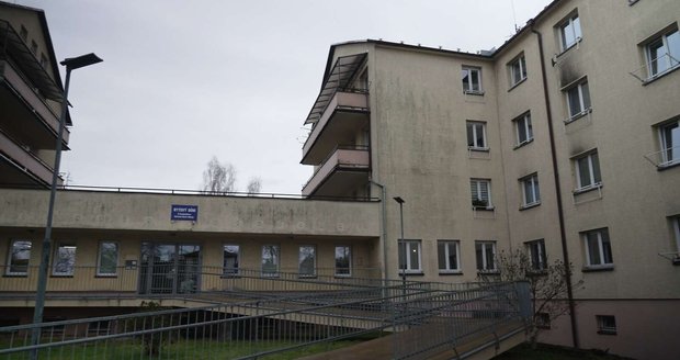 Policie v Karviné vyšetřuje vraždu seniorky (†83) v domě s pečovatelskou službou. Policie v Karviné vyšetřuje vraždu seniorky (†83) v domě s pečovatelskou službou.