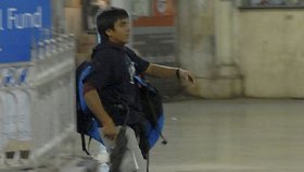 Mohammed Amir Kasab byl zachycen bezpečnostní kamerou v místě tragédie na bombajském nádraží.