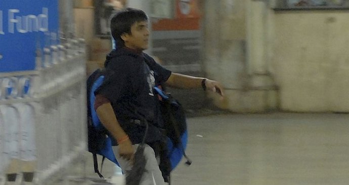 Mohammed Amir Kasab byl zachycen bezpečnostní kamerou v místě tragédie na bombajském nádraží.