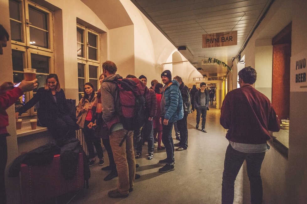 Festival 4+4 dny v pohybu letos poprvé pro veřejnost otevřel jedno patro prázdných Kasáren Karlín - od 6. do 14. října