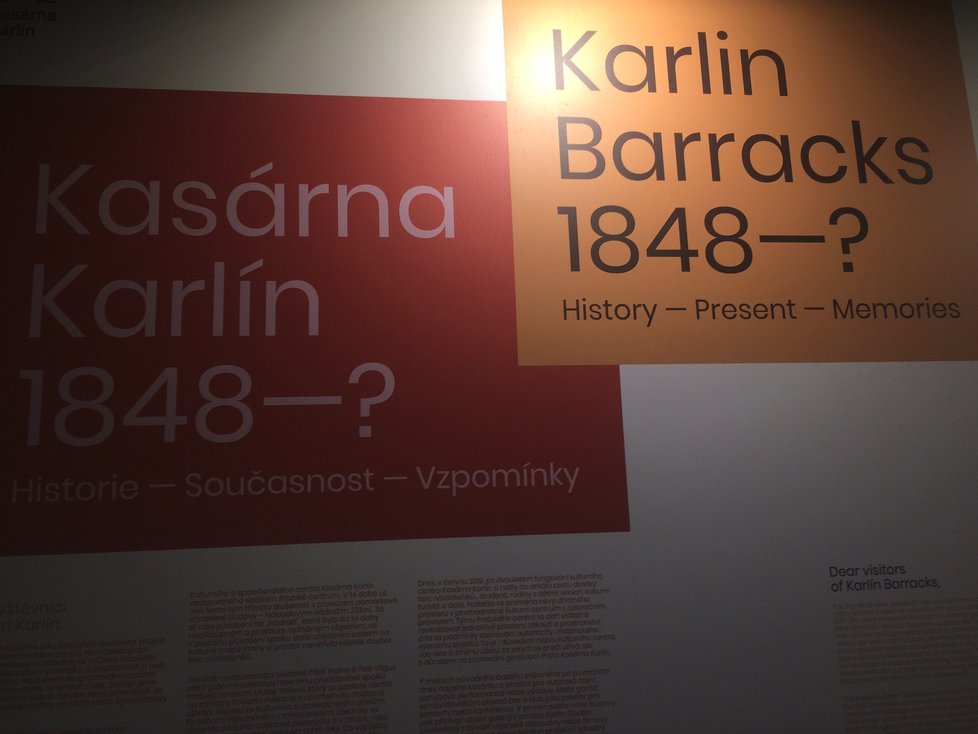 Výstava o historii a zajímavostech kasáren Karlín je rozmístěna po vnitřním obvodu budovy.