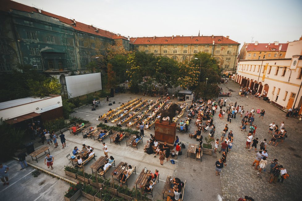 Kdysi zanedbaný prostor pozměnila iniciativa několika nadšenců v nevšední prostory, kde to žije kulturním životem - výstavy, koncerty, promítání film, různé besedy apod.