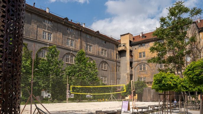 Praha plánuje opravu objektu Kasáren Karlín za zhruba 1,9 miliardy korun včetně daně z přidané hodnoty (DPH). Praha plánuje opravu objektu Kasáren Karlín za zhruba 1,9 miliardy korun včetně daně z přidané hodnoty (DPH).