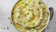 Zkuste udělat kaši netradiční a k rybám ji doplnit špetkou citronové kůry a olivovým olejem