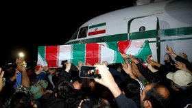 Tělo Kásema Solejmaního dorazilo do Íránu.