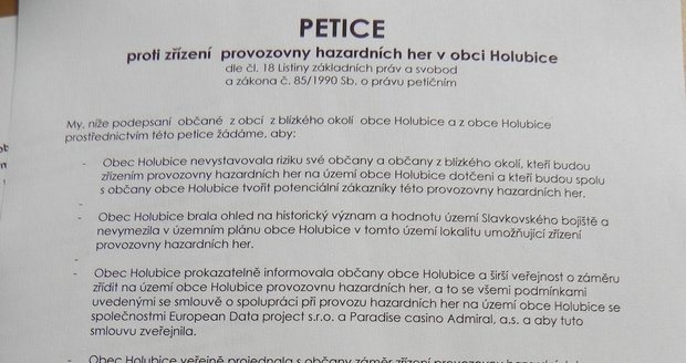 Starostové 14 obcí z okolí Holubic podepsali petici proti zřízení kasina.