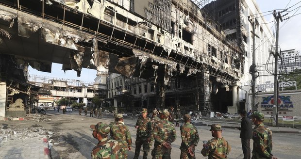 Požár zachvátil hotel i kasino, zoufalí hosté skákali z oken: 27 mrtvých v Kambodži