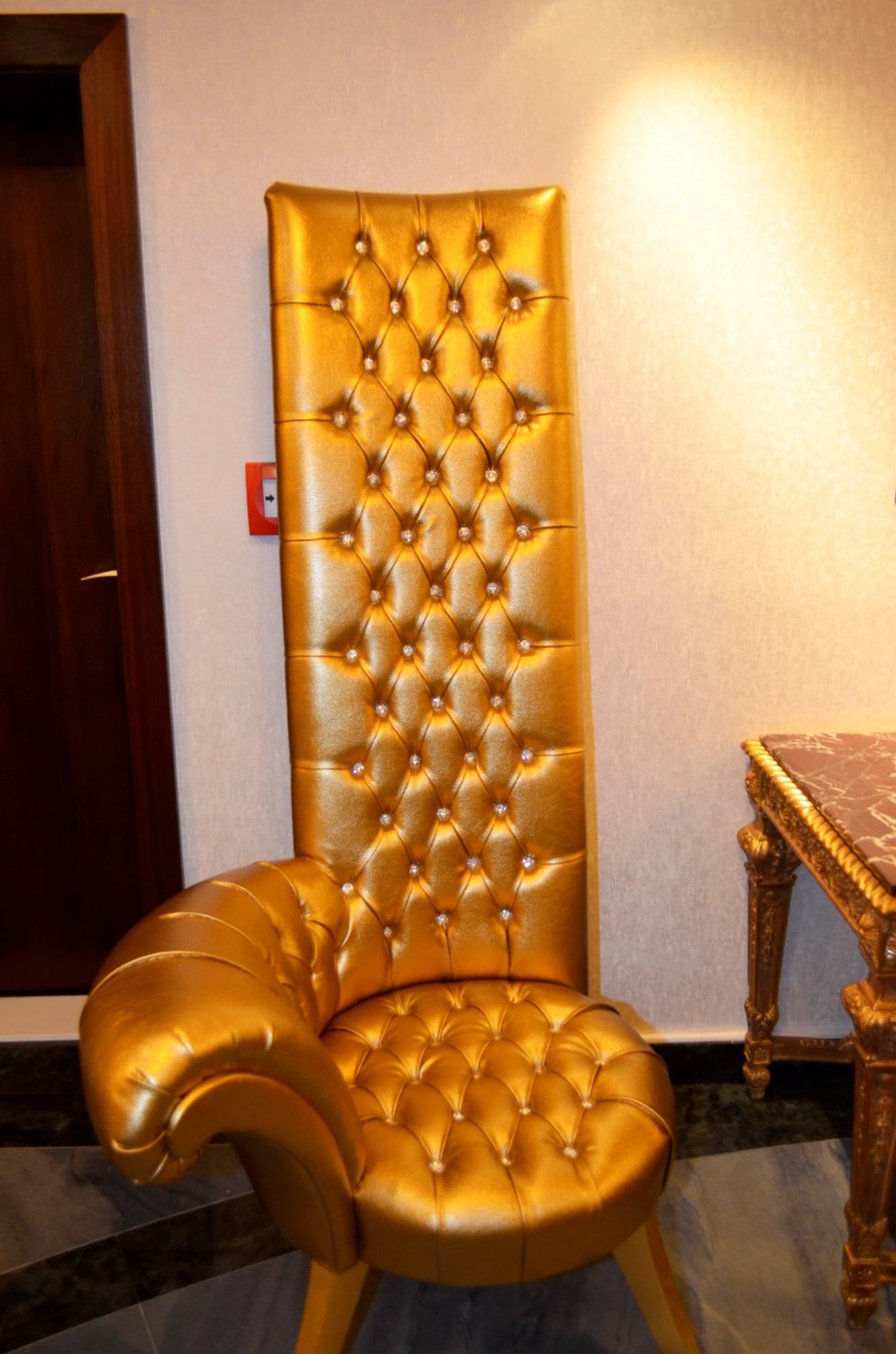 Hráči si budou užívat nebývalého luxusu. Tohle je židle Swarovski za půl miliónu korun.