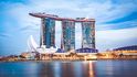 Nejdražší, Marina Bay Sands, Singapur - Protože Singapur patří k nejdůležitějším obchodním a dopravním uzlům světa, nejspíš vás ani nepřekvapí, že se zde nachází luxusní hotel v hodnotě 126 miliard korun, jehož součástí je také jedno z nejdražších kasin světa. Stavbu navrhl architekt Moshe Safdie, který se měl údajně inspirovat hracími kartami. Ikonickým symbolem této budovy a zároveň kasina je nádherný 152,5 metrů dlouhý infinity bazén na střeše hotelu, ze kterého se naskýtá pohled na dechberoucí panoramata města, které údajně nikdy nespí. 