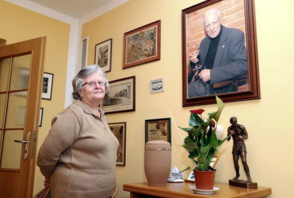 Nad urnou visí obraz, který byl vystaven i u rakve v krematoriu. A vedle květináče stojí bronzová plastika Jaroslava Tomsy.