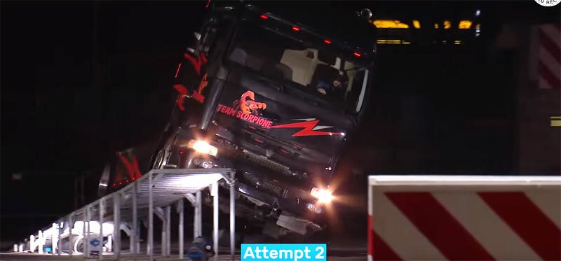 Kaskadér protáhl kamion na dvou kolech úzkou mezerou