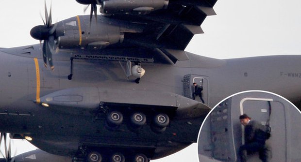 Kaskadér Tom Cruise: Herec se proletěl na ocasu vojenského letadla