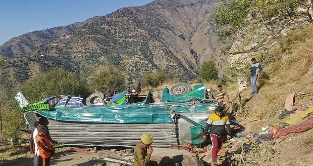 Tragédie v Indii: Autobus se zřítil z prudkého svahu, nejméně 37 lidí zemřelo