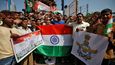 Indové po armádních útocích v Kašmíru oslavují