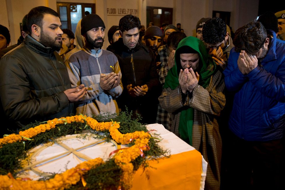 Pohřeb obětí přestřelek mezi indickými bezpečnostními složkami a místními povstalci