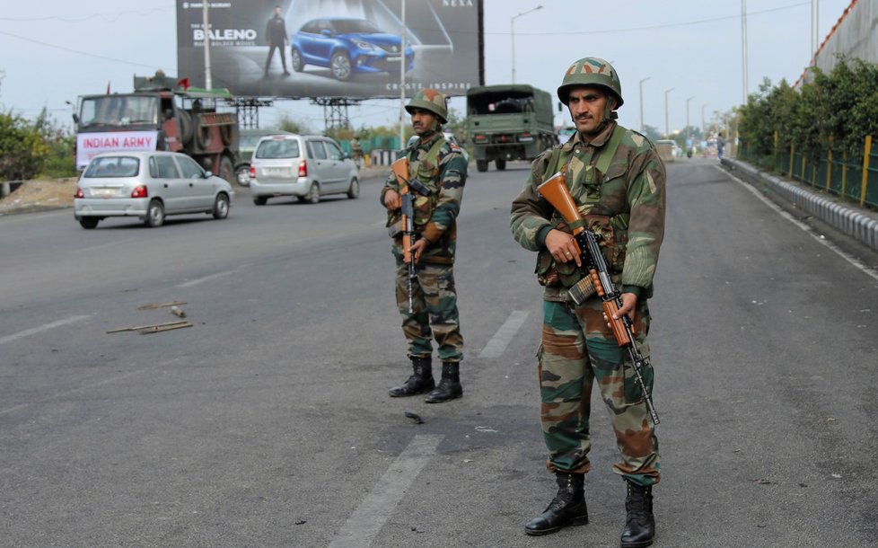Indická armáda a policie v reakci na útok zesílily v regionu hlídky