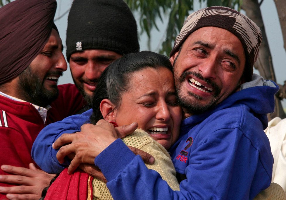 Pohřeb obětí bombového útoku v Kašmíru, nejhoršího za 30 let