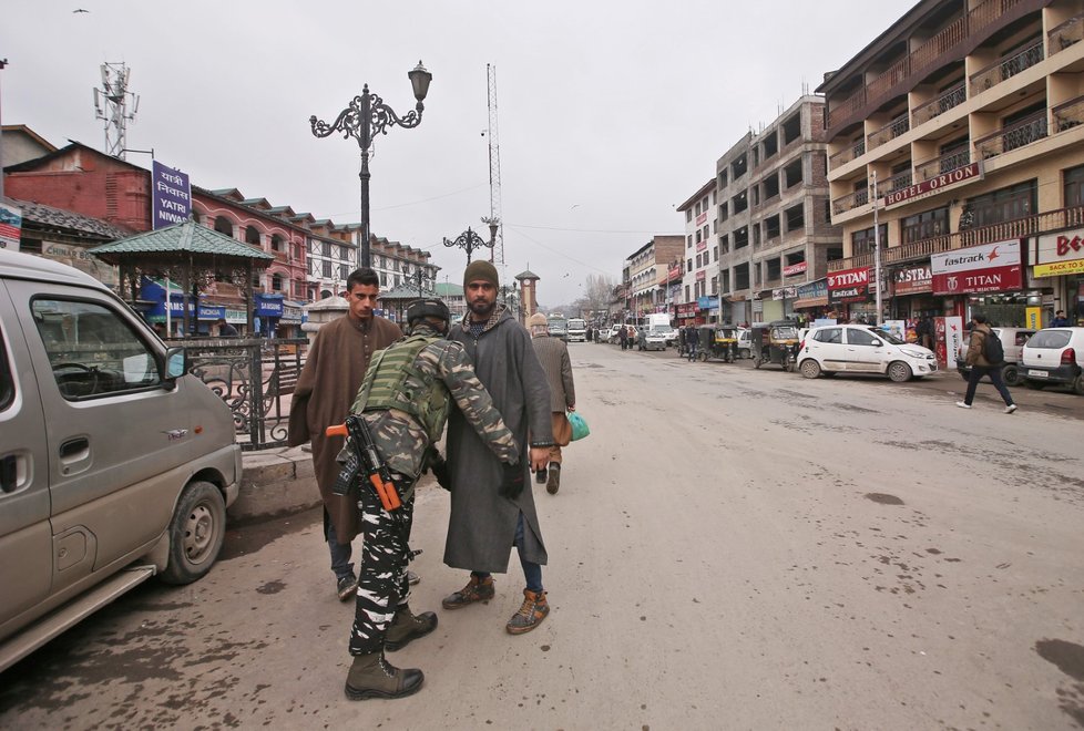 Indická armáda a policie v reakci na útok zesílily v regionu hlídky.