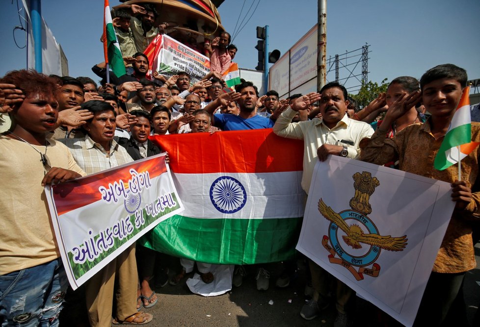 Indové po armádních útocích v Kašmíru oslavují.