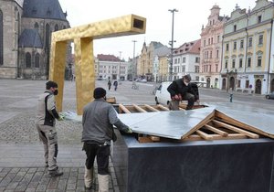 Příprava kašen na náměstí Republiky v Plzni na novou sezónu.