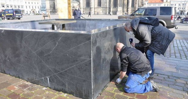 Loňská příprava kašen na náměstí Republiky v Plzni na novou sezónu.