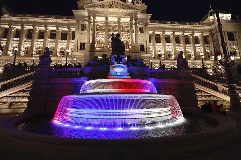 Kašna před Národním muzeem se rozzářila do barevných kombinací.