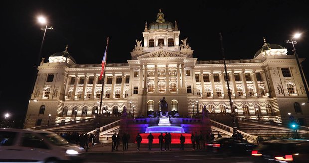 Kašna před Národním muzeem se rozzářila do barevných kombinací.