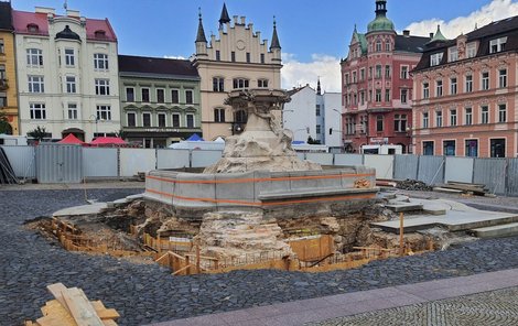 Kašna na Masarykově náměstí v Děčíně prochází rozsáhlou opravou.