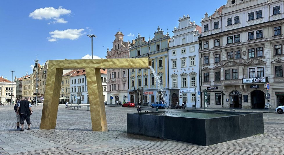 Kašna Velbloud na náměstí Republiky v Plzni.