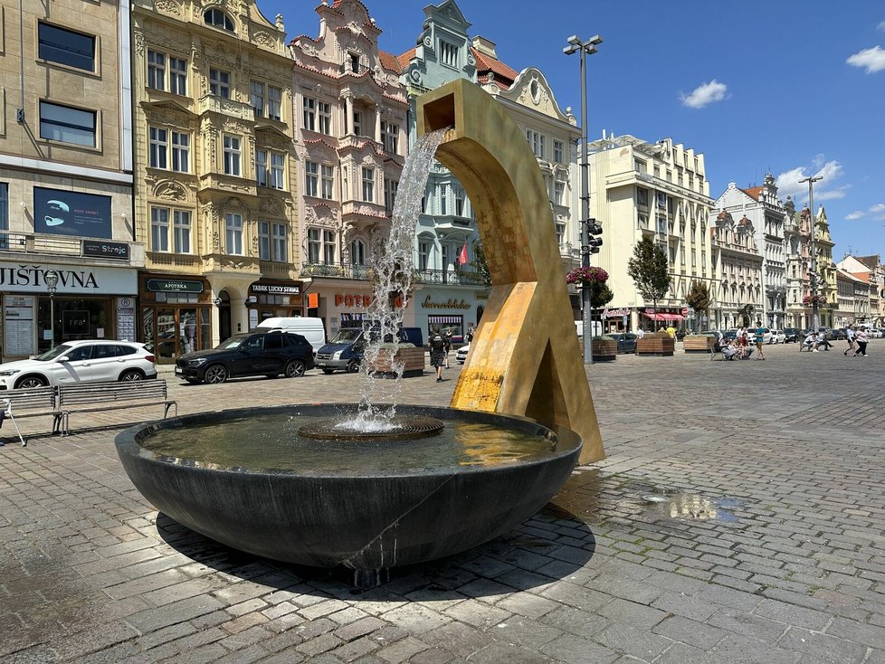 Kašna Chrtice na náměstí Republiky v centru Plzně.