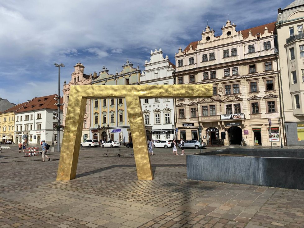 Kašna Velbloud na náměstí Republiky v Plzni. V současné době kvůli poškozené vaně nefunguje.