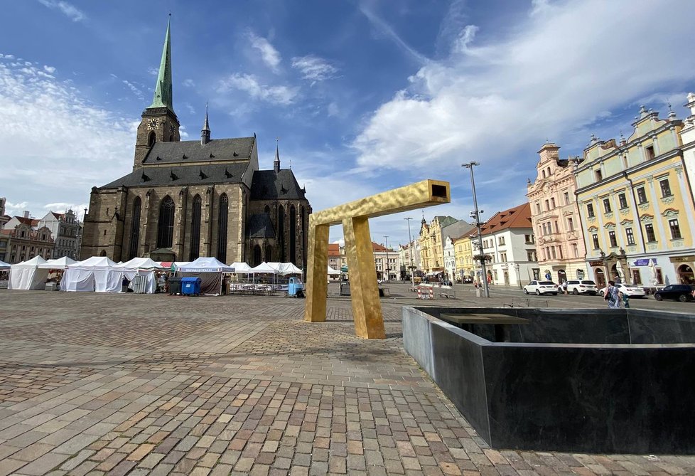 Kašna Velbloud na náměstí Republiky v Plzni. V současné době kvůli poškozené vaně nefunguje.