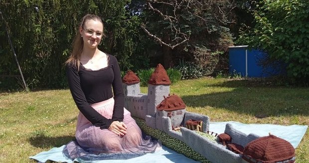 Kristýna Novotná (17) z Prahy uháčkovala hrad Kašperk. Je držitelkou českého rekordu.