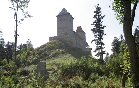 Zřícenina Kašperka je ozdobou Kašperských Hor. Údajně je dodnes mezi zdmi ukrytý poklad.