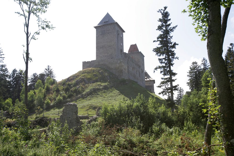 Zřícenina Kašperka je ozdobou Kašperských Hor. Údajně je dodnes mezi zdmi ukrytý poklad.