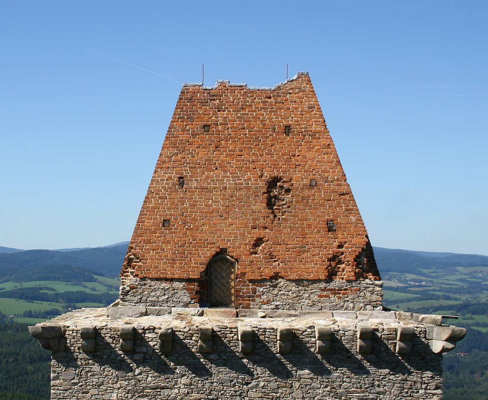 Cihlová střecha západní věže