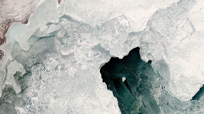 NASA zveřejnila družicové snímky Kaspického moře, na kterých je vidět kus ledu připomínající gigantický diamant.
