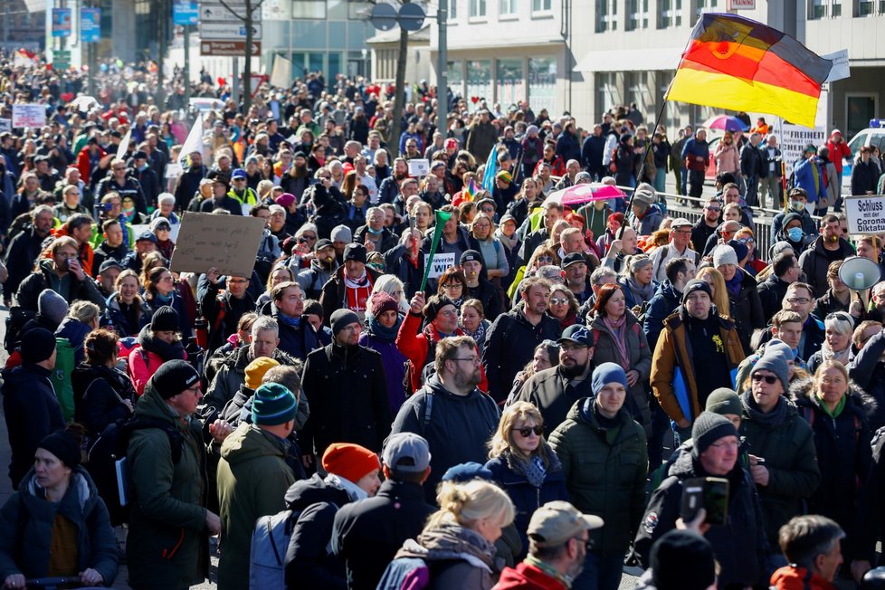V německém Kasselu se na demonstraci proti restrikcím kvůli covidu sešla desítka tisíc lidí, někteří z nich se střetli s policisty (20. 3. 2021).