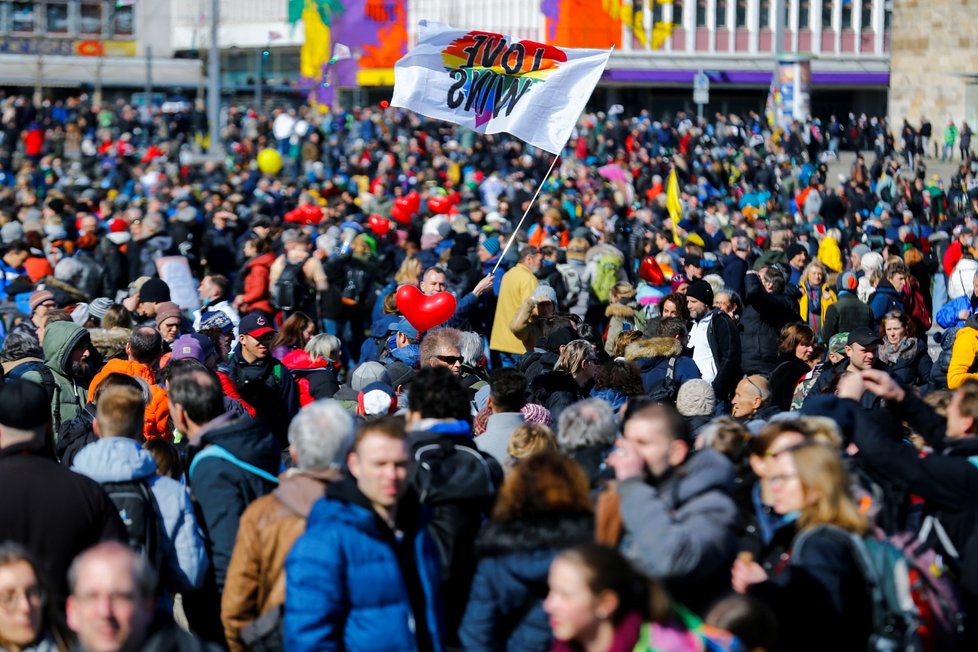 V německém Kasselu se na demonstraci proti restrikcím kvůli covidu sešla desítka tisíc lidí, někteří z nich se střetli s policisty (20. 3. 2021).