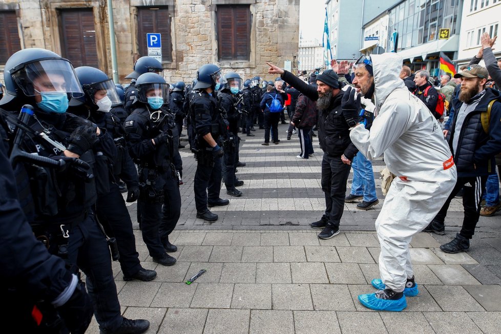 V německém Kasselu se na demonstraci proti restrikcím kvůli covidu sešla desítka tisíc lidí, někteří z nich se střetli s policisty (20. 3. 2021)