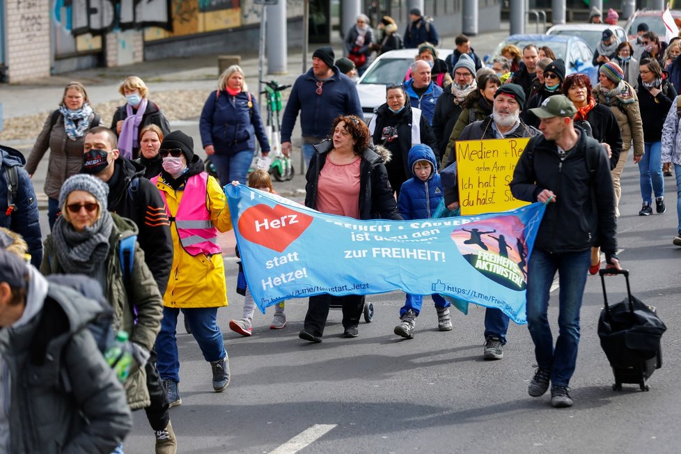 V německém Kasselu se na demonstraci proti restrikcím kvůli covidu sešla desítka tisíc lidí, někteří z nich se střetli s policisty (20. 3. 2021)