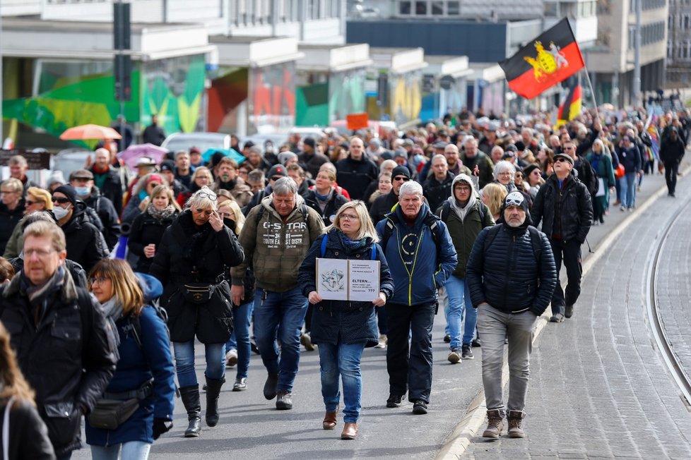 V německém Kasselu se na demonstraci proti restrikcím kvůli covidu sešla desítka tisíc lidí, někteří z nich se střetli s policisty (20. 3. 2021)