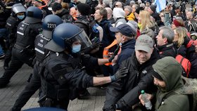 V německém Kasselu se na demonstraci proti restrikcím kvůli covidu sešla desítka tisíc lidí, někteří z nich se střetli s policisty (20. 3. 2021)