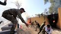 Demonstranti a členové milice Katáib Hizballáh vzali útokem ambasádu USA v Bagdádu