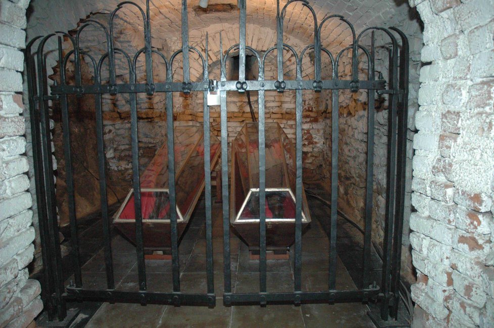 Krypty klatovských katakomb vznikly v 17. století pod kostelem Neposkvrněného početí Panny Marie a sv. Ignáce jako pohřebiště jezuitů a jejich mecenášů.