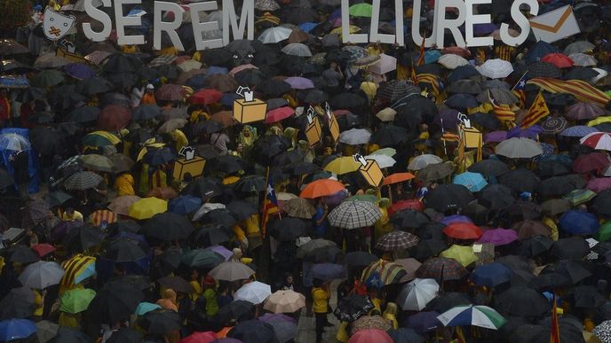 Katalánci demonstrovali koncem září za referendum o nezávislosti. Nápis v davu říká "budeme svobodní"