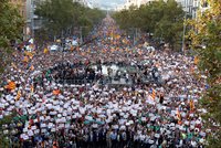 V Barceloně protestují statisíce lidí. Madrid doufá v ignoraci katalánské vlády